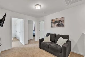 Una televisión, una oficina