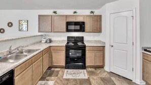 Private kitchen - Great Value! New Modern Spacious Home! (Greensboro)