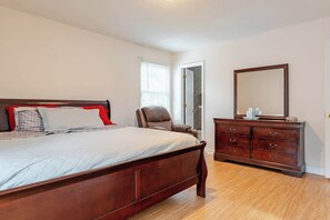 4 bedrooms, iron/ironing board, WiFi - Great 4BR Home Near Emerald Pointe & Downtown (Greensboro)