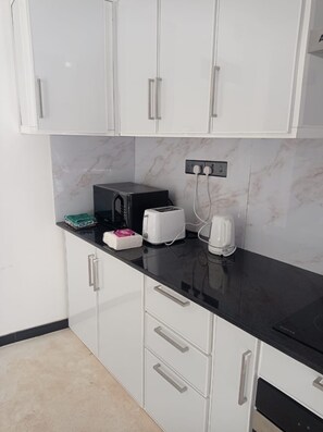 Kühlschrank, Mikrowelle, Ofen, Herdplatte