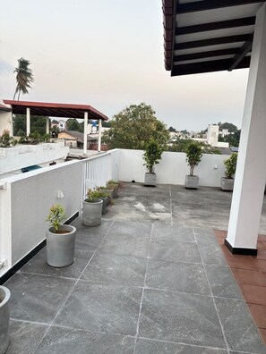 Terrace/patio - Modern 4-Bedroom Home Near Colombo & BIA Airport (Wattala)