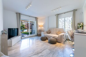 TV - Tomás y Gracia apartment (Mijas Costa)