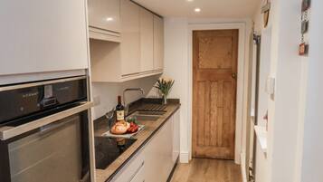 Cottage | Bếp riêng | Máy rửa bát, dụng cụ nấu nướng/bát dĩa/dao nĩa