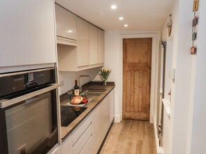Cottage | Private kitchen | Dishwasher, cookware/dishes/utensils - 1 Castle Terrace (Thirsk)