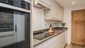 Cottage | Private kitchen | Dishwasher, cookware/dishes/utensils