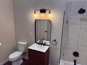 Een haardroger, handdoeken, zeep, toiletpapier