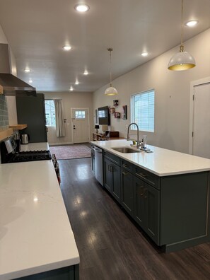 Microwave, oven, stovetop, dishwasher - NEW Entire home~Private Fenced in Yard - 30 day minimum (Louisville)