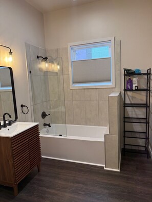 Hair dryer, towels, soap, toilet paper - NEW Entire home~Private Fenced in Yard - 30 day minimum (Louisville)