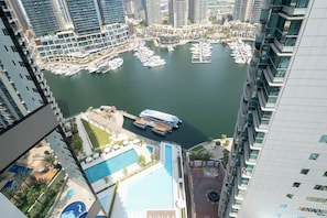 Ein Hochhaus-Hotel mit einer Marina, einem Schwimmbad und Blick auf das Wasser.