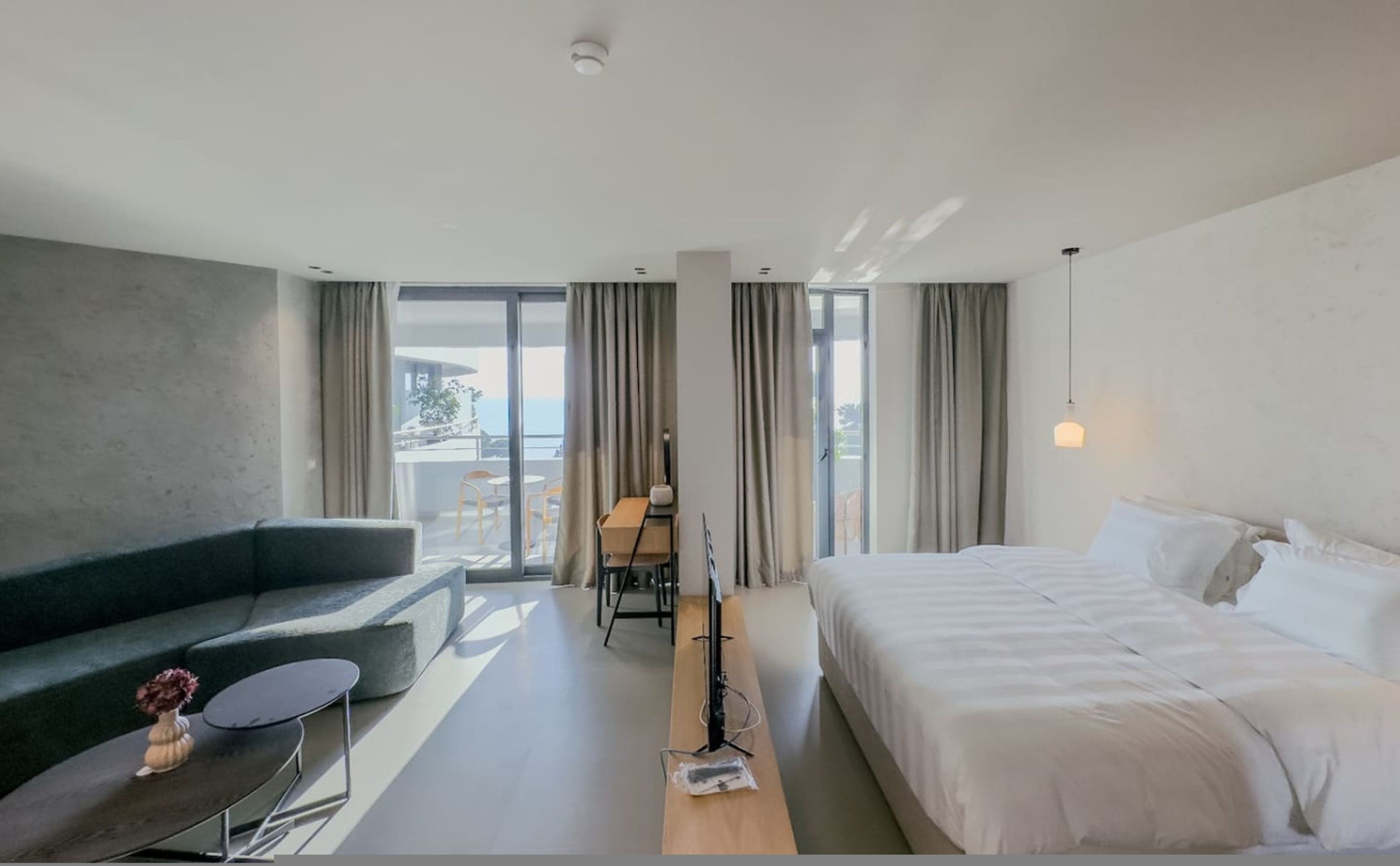 Bureau, fer et planche à repasser, Wi-Fi gratuit, draps fournis