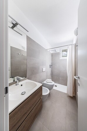 Dusche, Haartrockner, Bidet, Handtücher