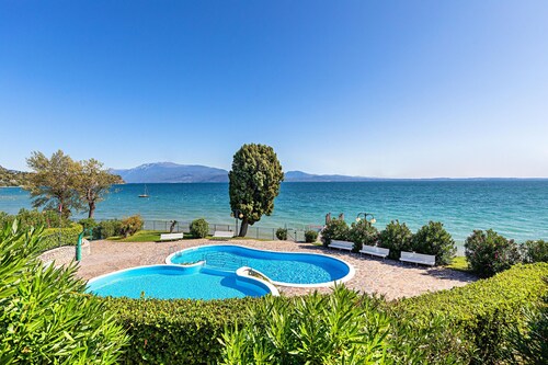 Wohnung mit Seeblick in einer Wohnanlage mit Swimmingpool