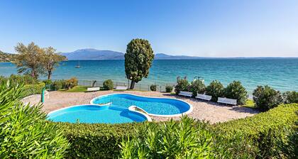 Wohnung mit Seeblick in einer Wohnanlage mit Swimmingpool