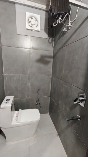 Deluxe Double or Twin Room, Balcony, Hill View | Bathroom | Free toiletries, hair dryer, slippers, towels - Quick Hotels Shreekanth (Rishikesh)