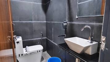 Deluxe Double or Twin Room, Balcony, Hill View | Bathroom