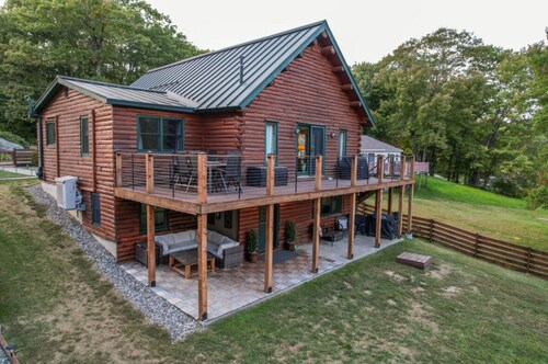 Luxurious Lakefront Log Home with Private Dock and fenced in yard