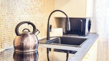 Geladeira, micro-ondas, cafeteira/chaleira