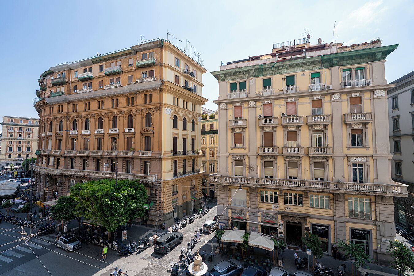 Un immeuble à plusieurs étages, de style architectural classique, doté de balcons et de grandes fenêtres.