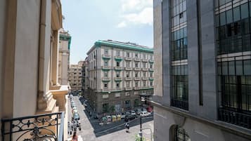 Camera Superior edificio separato P.zza Bovio | Desk, laptop workspace