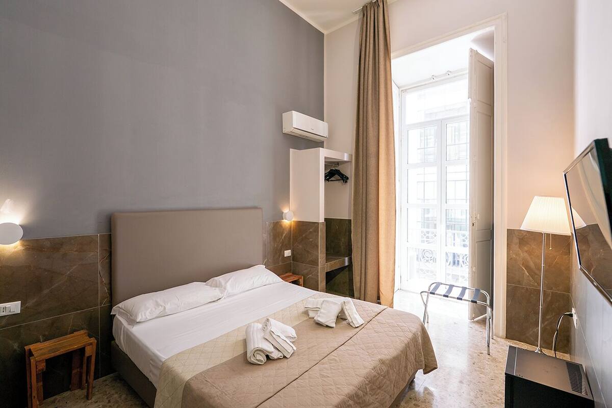 Camera Superior edificio separato P.zza Bovio | Desk, laptop workspace