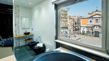 Suite, idromassaggio, edificio separato P.zza Mercato | Bagno | Doccia, set di cortesia gratuito, asciugacapelli, asciugamani