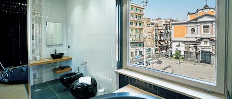 Suite, idromassaggio, edificio separato P.zza Mercato | Bathroom | Shower, free toiletries, hair dryer, towels