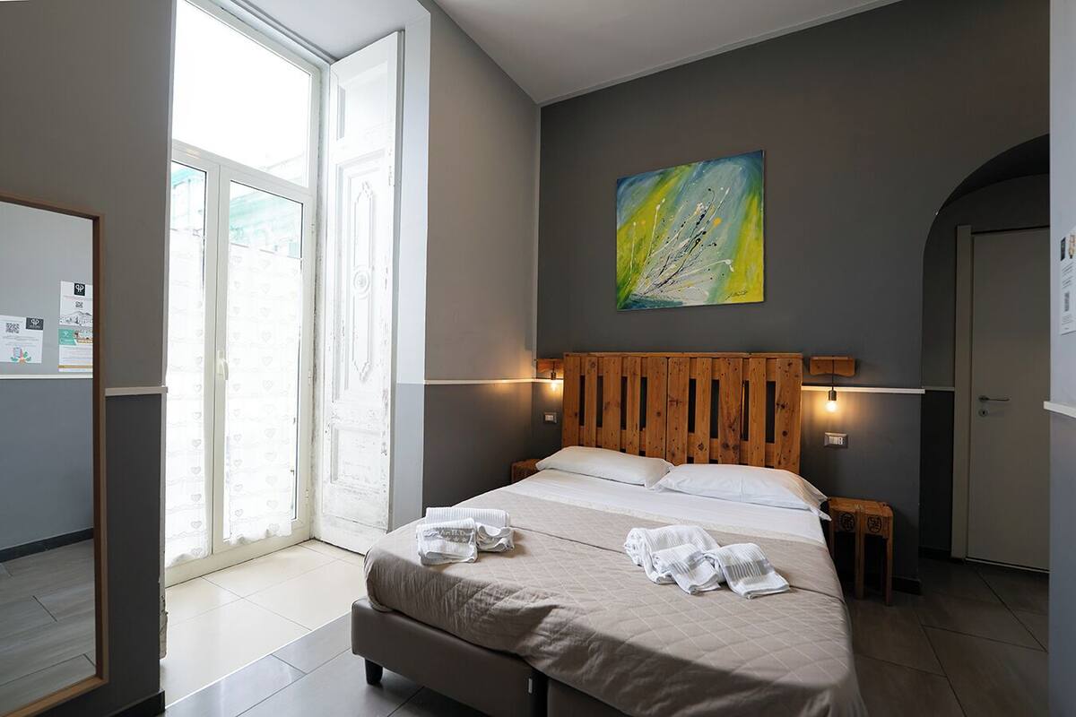 Camera Superior edificio separato Vico Carceri San Felice | Desk, laptop workspace