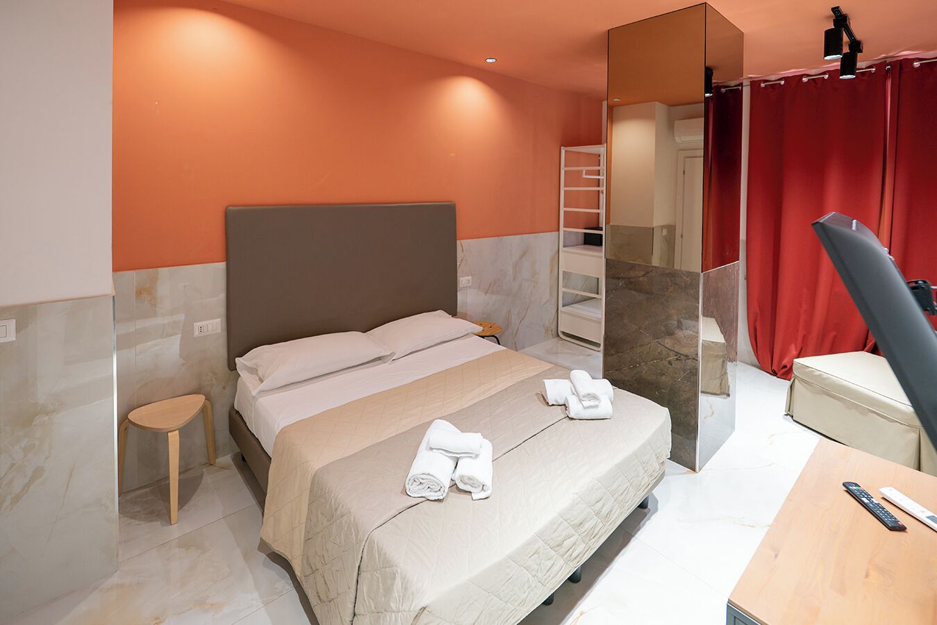 مكتب ومساحة عمل للكمبيوتر المحمول