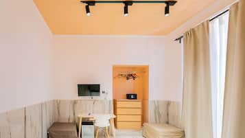 Camera Deluxe | Una scrivania, postazione laptop