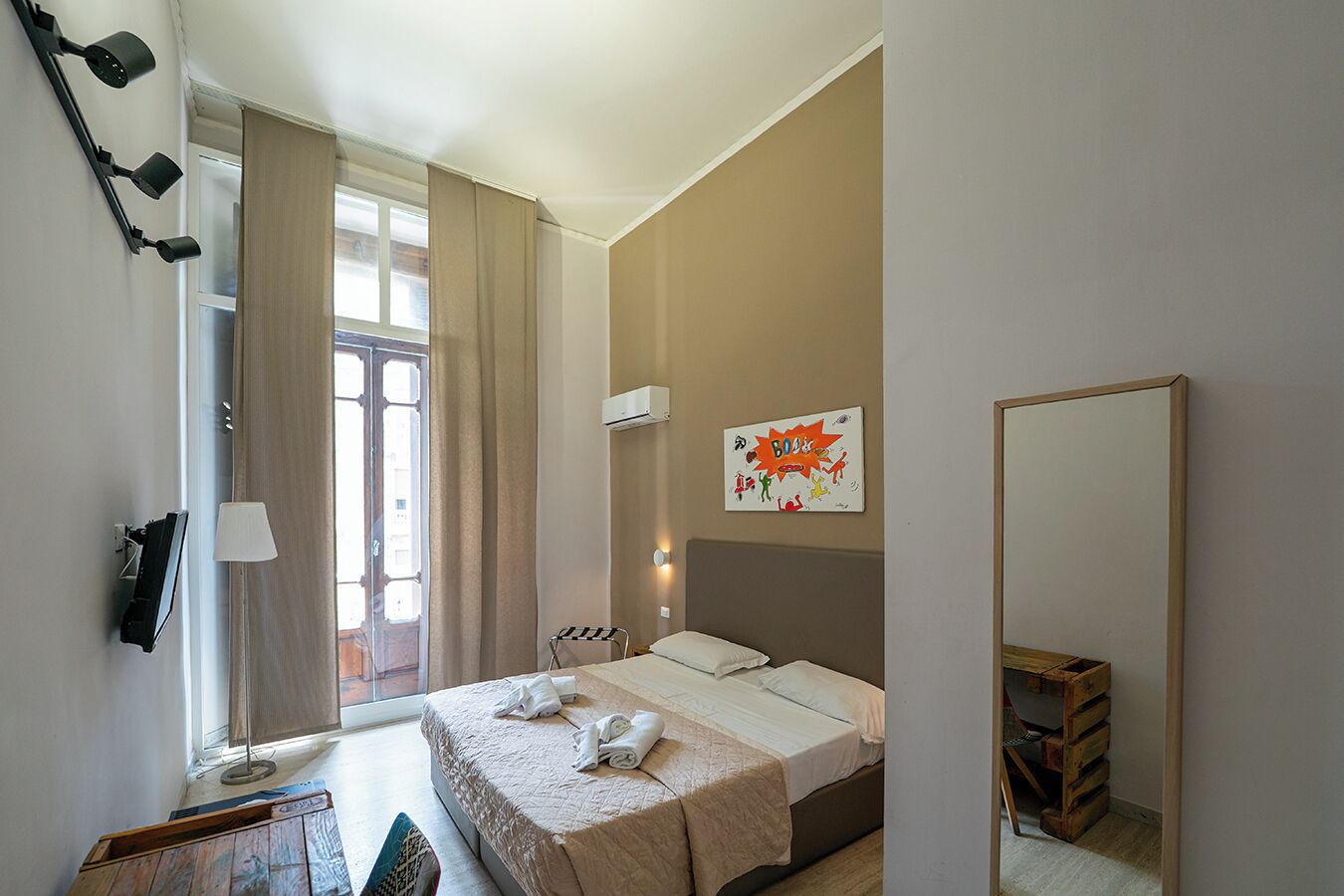 مكتب ومساحة عمل للكمبيوتر المحمول