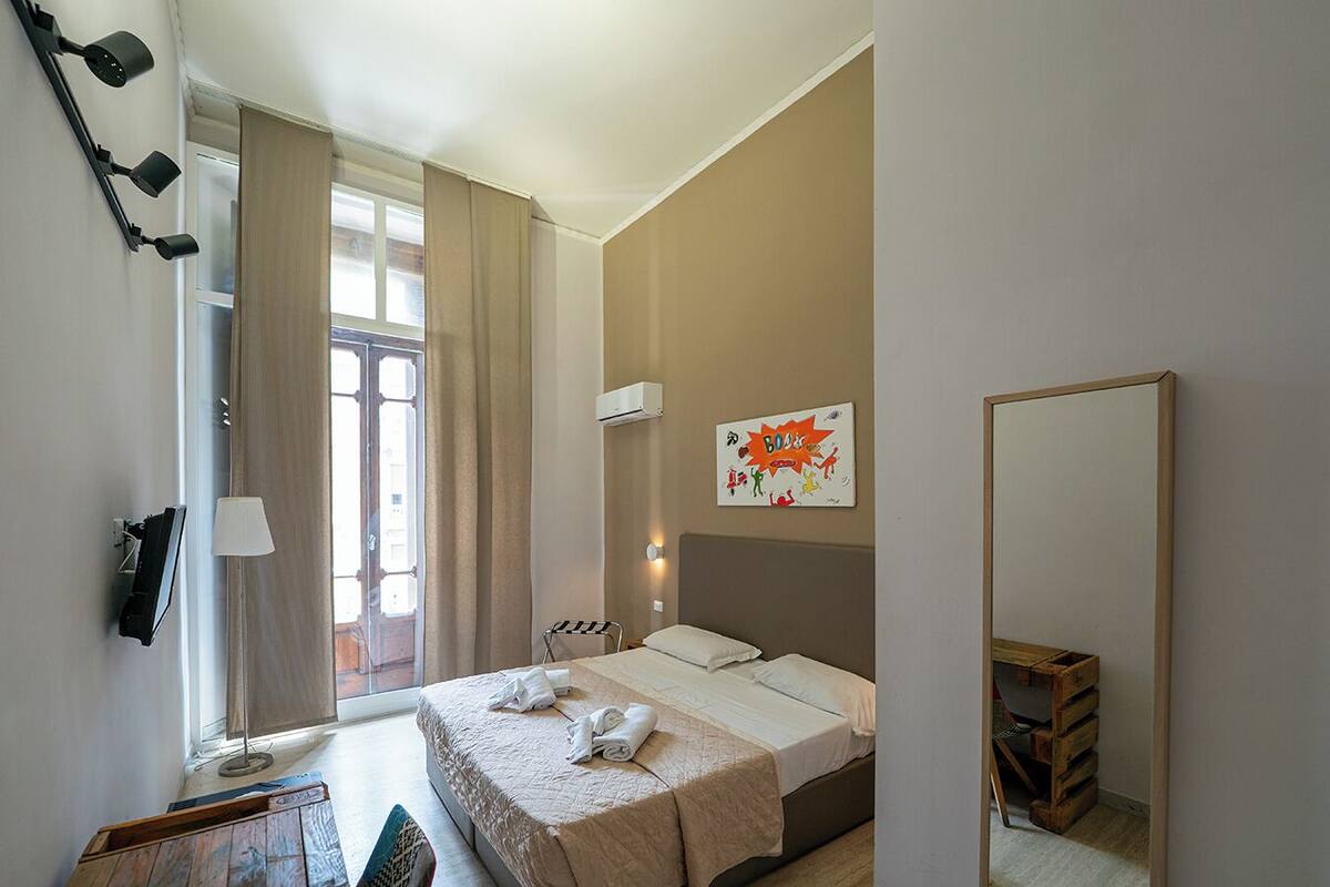 Camera Deluxe edificio separato P.zza Bovio | Desk, laptop workspace