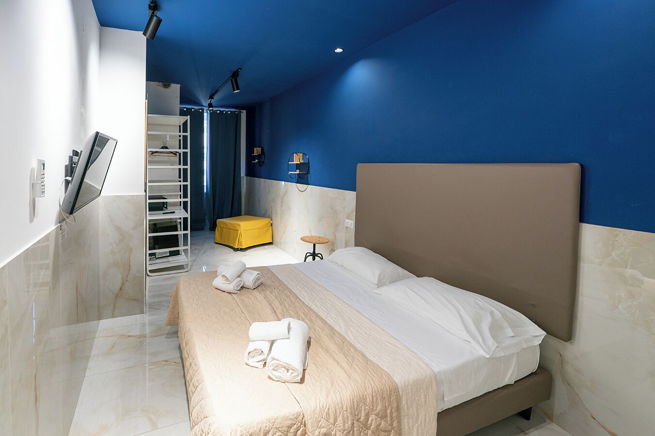 مكتب ومساحة عمل للكمبيوتر المحمول