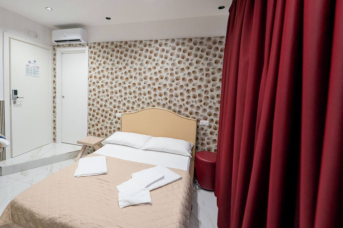 Camera Superior edificio separato Via A.De Gasperi 45 | Desk, laptop workspace