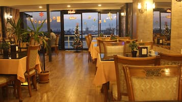 Standard Twin Room, City View | Dining