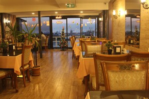 Standard Twin Room, City View | Dining - GROSS HOTEL (ISTANBUL)