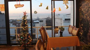 Habitación estándar con 2 camas individuales, vistas a la ciudad | Restauración