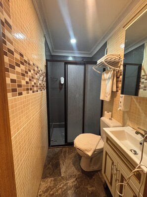 Economy Double Room | Bathroom | Shower, rainfall showerhead, hair dryer, slippers - GROSS HOTEL (ISTANBUL)