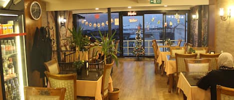 Standard Twin Room, City View | Dining