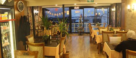 Standard Quadruple Room, City View | Dining