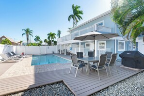 A heated pool - 🌊1st Floor | Shared Pool | Easy Beach Access | Blue Pearl Manor Lower🌊 (Fort Myers Beach)