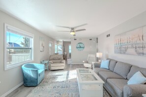 TV - 🌊Great Shared Pool | Easy Beach Access | Blue Pearl Manor Upper🌊 (Fort Myers Beach)