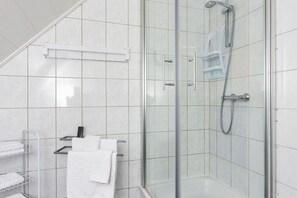 Shower, hair dryer, towels, soap - View of the dike - derseehund (Esens)