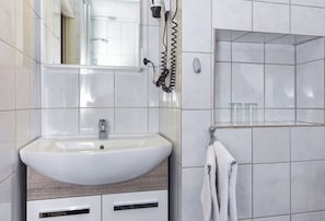 Dusj, hårføner, håndklær og såpe