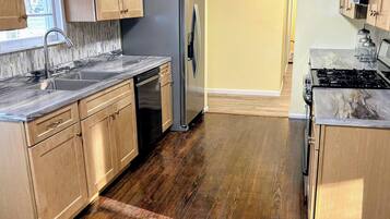 Geladeira, micro-ondas, fogão, cooktop