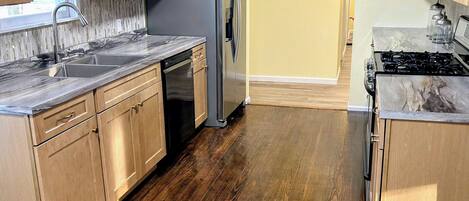 Réfrigérateur, micro-ondes, four, plaque de cuisson