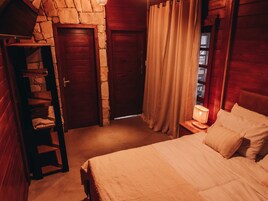 办公桌、笔记本电脑工作区、免费 WiFi