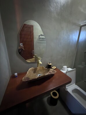 Buồng tắm vòi sen, đồ dùng nhà tắm miễn phí, khăn tắm, xà phòng 