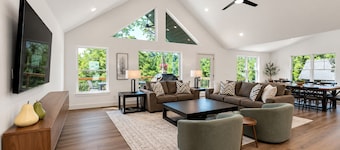 9BR Theater Room Retreat: Dock Slip in cove, Sleeps 30! EV charger!