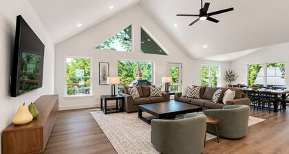 9BR Theater Room Retreat: Dock Slip in cove, Sleeps 30! EV charger!