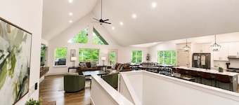 9BR Theater Room Retreat: Dock Slip in cove, Sleeps 30! EV charger!